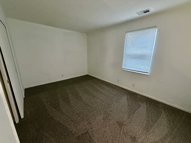 430 Lark Ct #D — Photo 4
