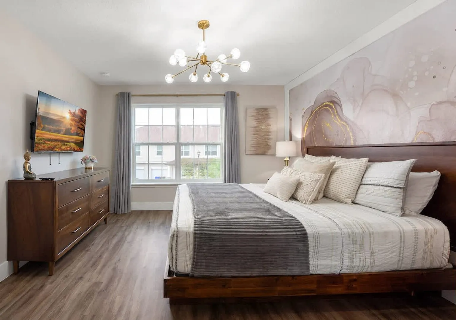 Beautiful 4BR Home w/ Modern Design — Photo 2