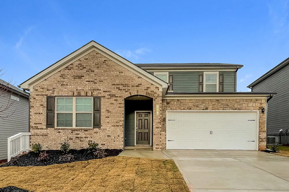 4 bed, 3.0 bath, 2570 sqft, $2,600 — Photo 1