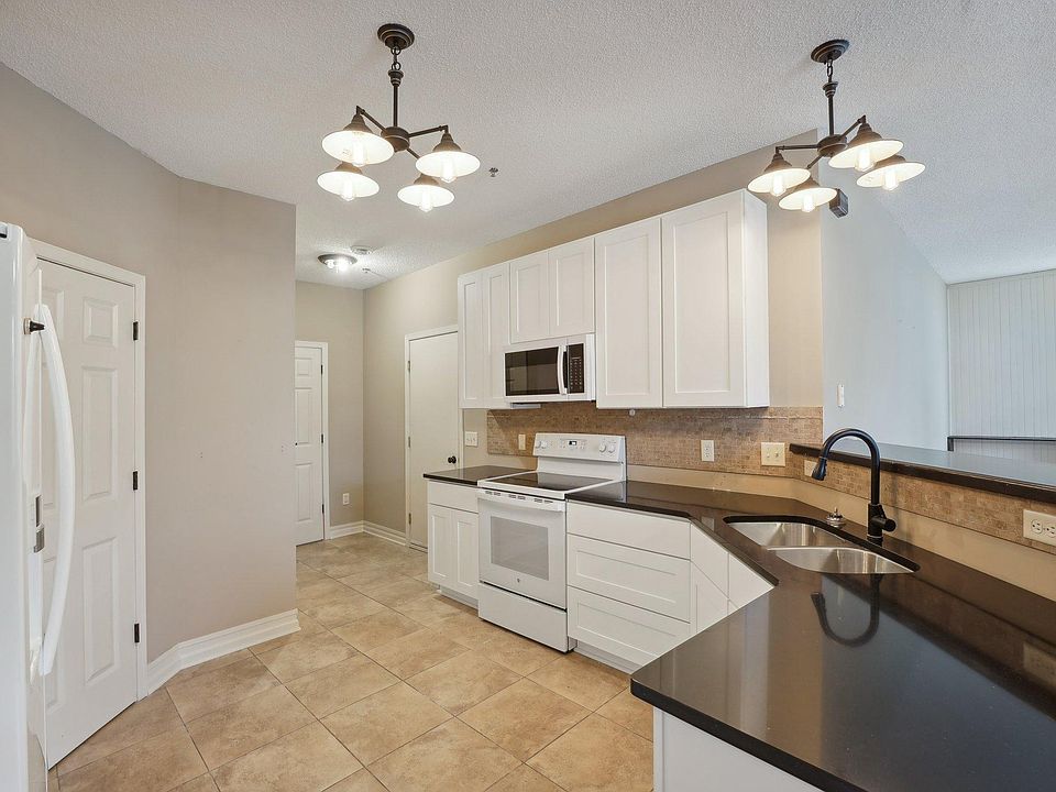 1st image of 395 Frederick Cir