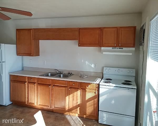 3910_bowdens_ferry_kitchen-600x481
