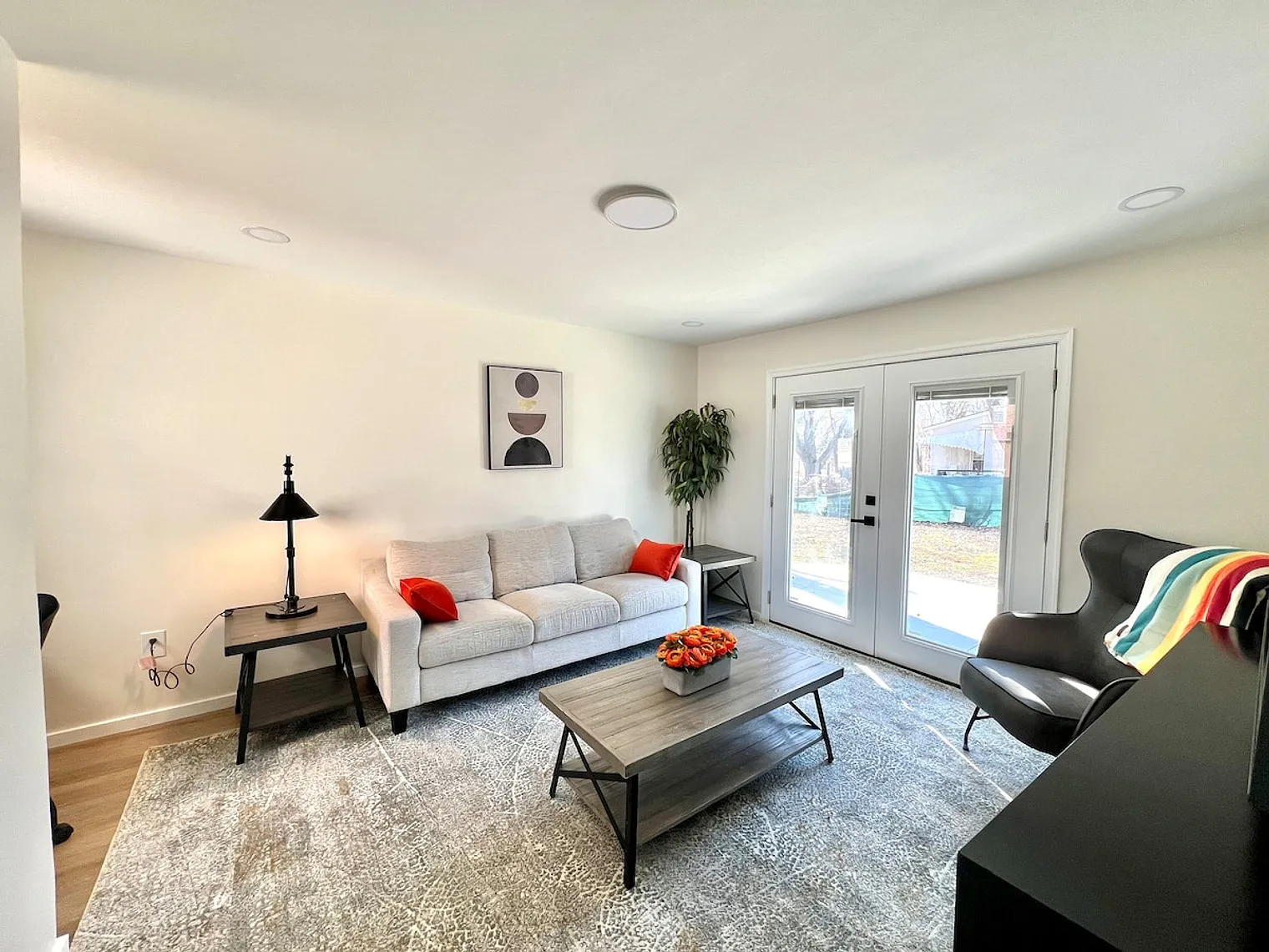 3 bed, 2.0 bath, $5,632 — Photo 2