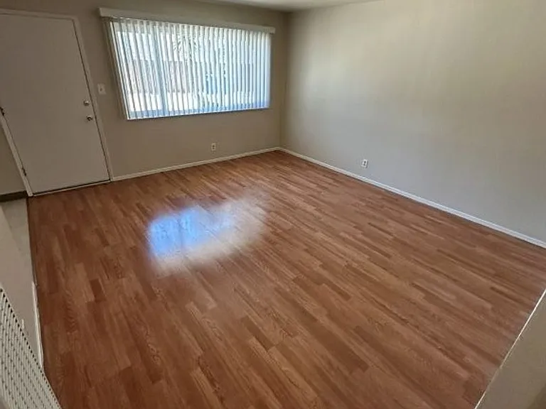 586 Berry Ave — Photo 2