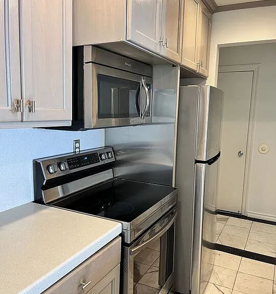 906 N Doheny Dr #512 — Photo 11