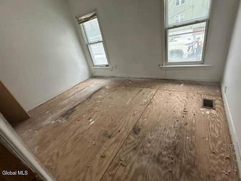 4th image of 111 Johnston Avenue