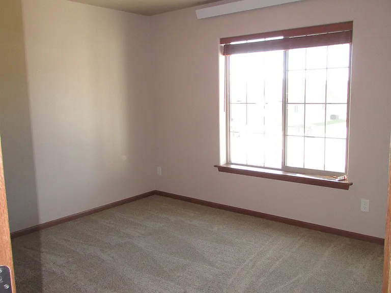 415 Sapphire Ln — Photo 3