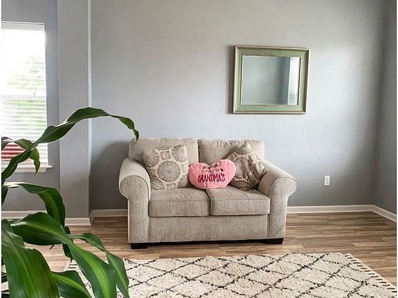 4th image of 619 S Tree Garden Dr