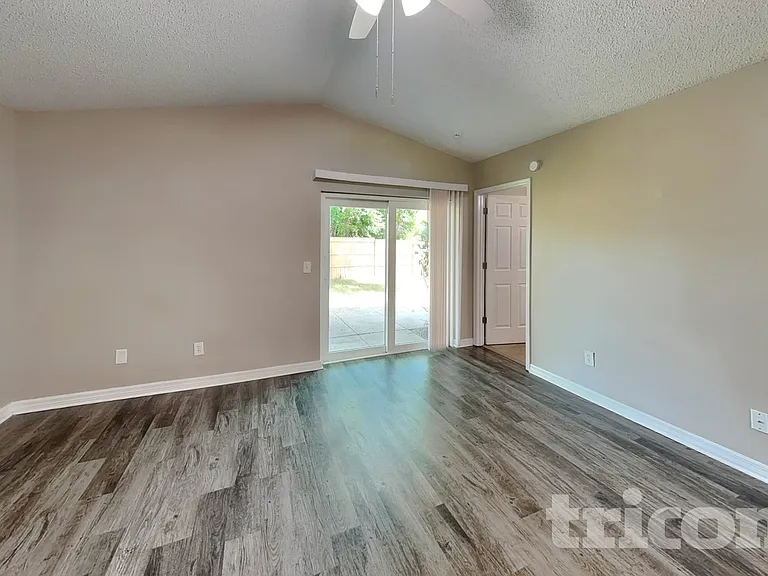 947 Sandywood Dr — Photo 2