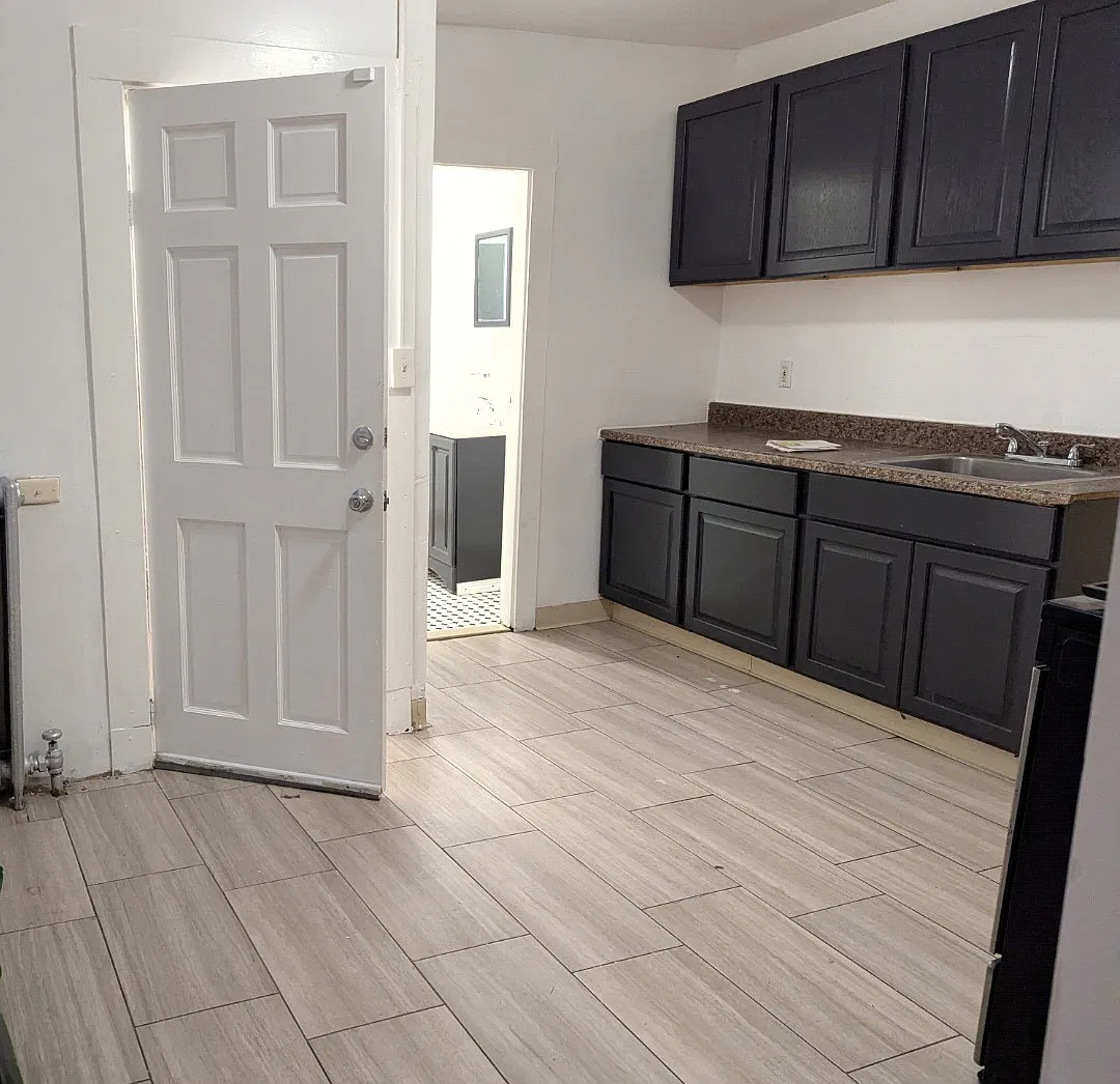 3 bed, 1.5 bath, 4100 sqft, $2,350 — Photo 1