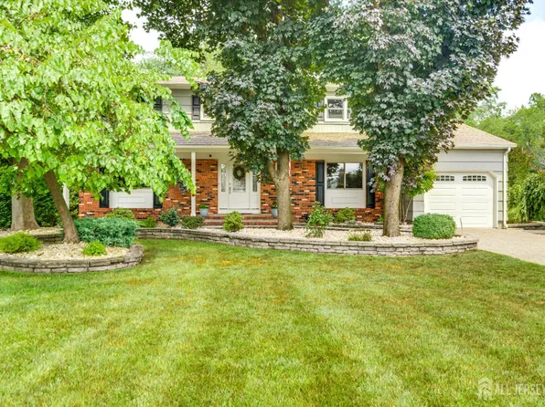 3 Oakey Dr, Kendall Park, NJ 08824