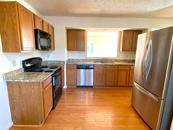 5th image of 703 Knollwood Ct