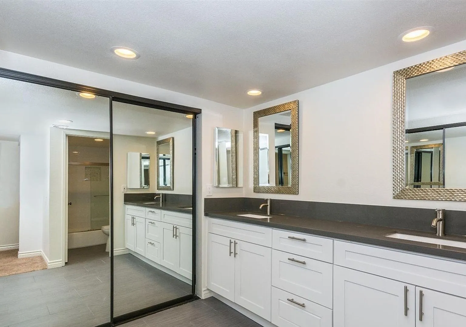 2 Bed / 2 Bath Upstairs Condo at Riviera Gardens! — Photo 3