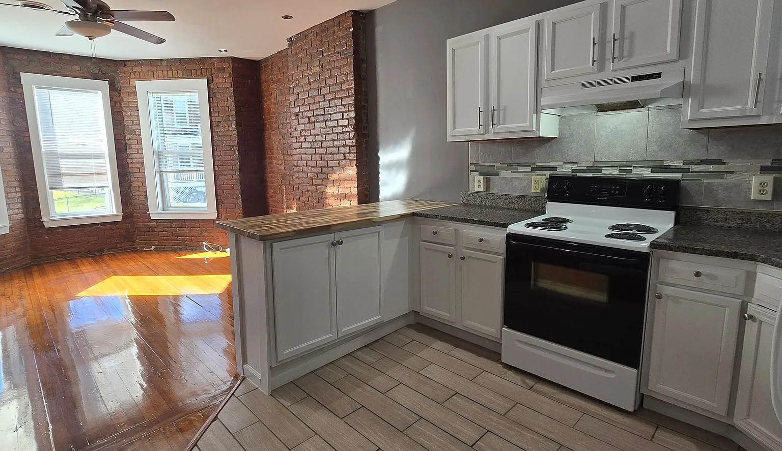 Wonderful 3 Bedroom Student Housing — Photo 1