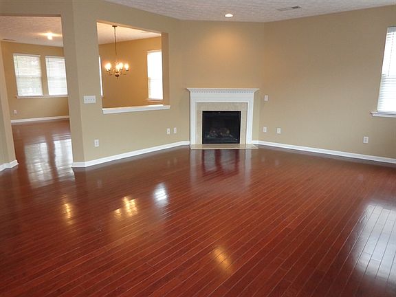 4th image of 384 Roseglen Dr
