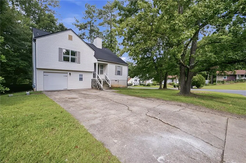 3 bed, 2.0 bath, 1956 sqft, $1,800 — Photo 3