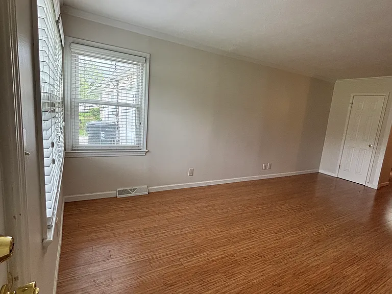 32200 Bainbridge Rd — Photo 4