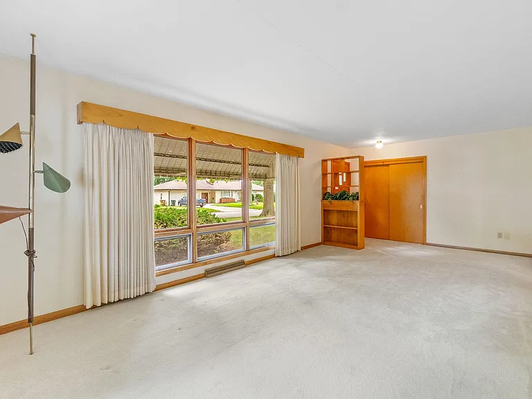1238 S Hill Dr — Photo 7