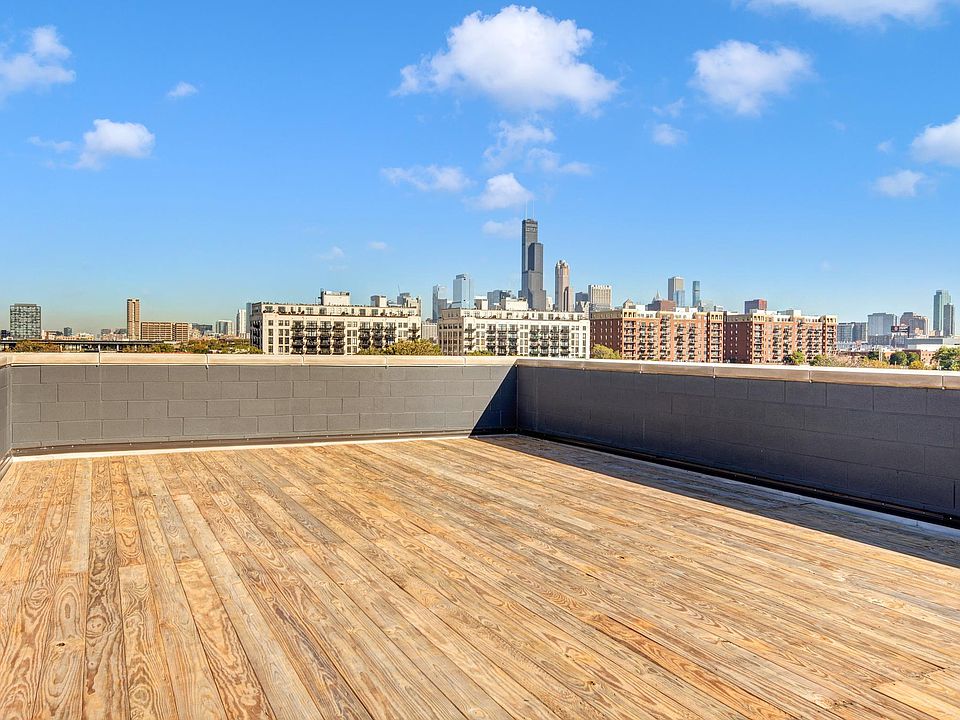 Amazing skyline views from rooftop deck!