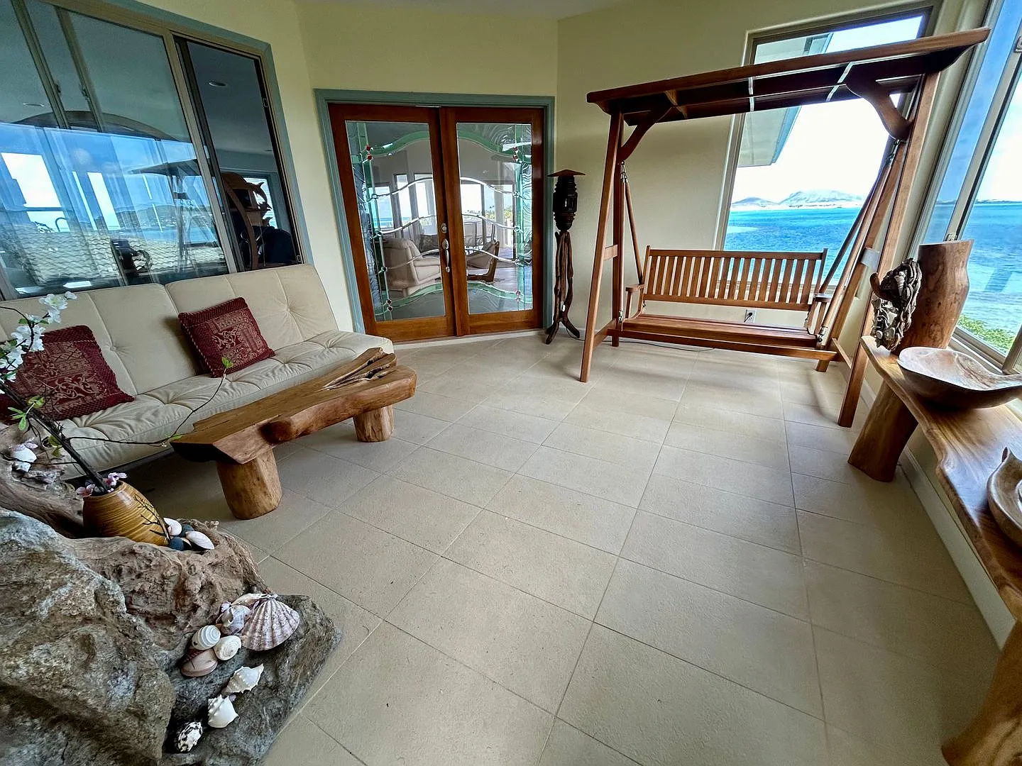 Hawaii living at its best. Beautiful Kaneohe Bay front. — Photo 2