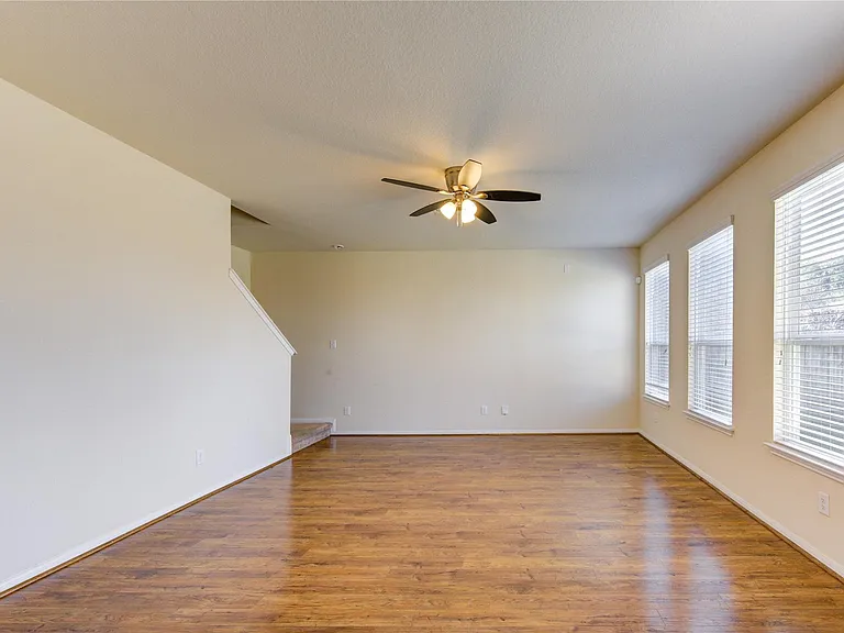 10907 Woodland Leaf Ln — Photo 2