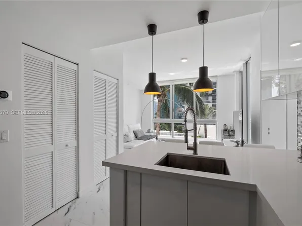 300 S Biscayne Blvd #T-1411, Miami, FL 33131