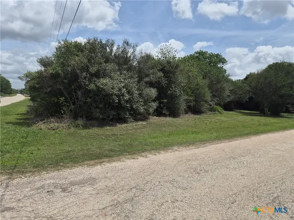201 Berkshire Ln, Victoria, TX 77904