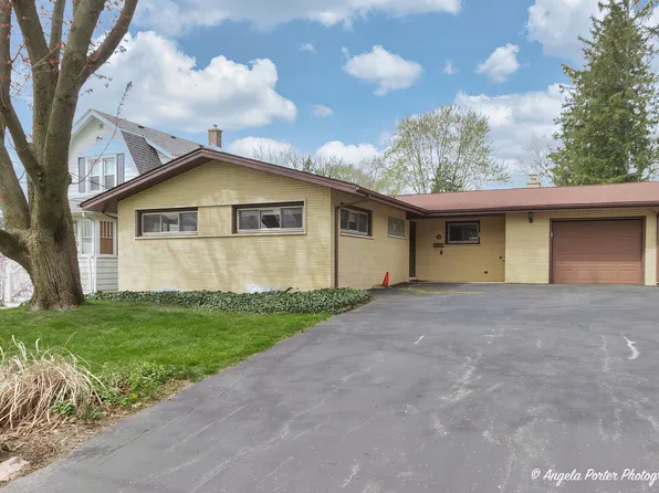 104 Lincoln Ave, Round Lake, IL 60073