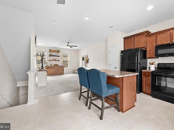 4th image of 38218 Enfield Dr
