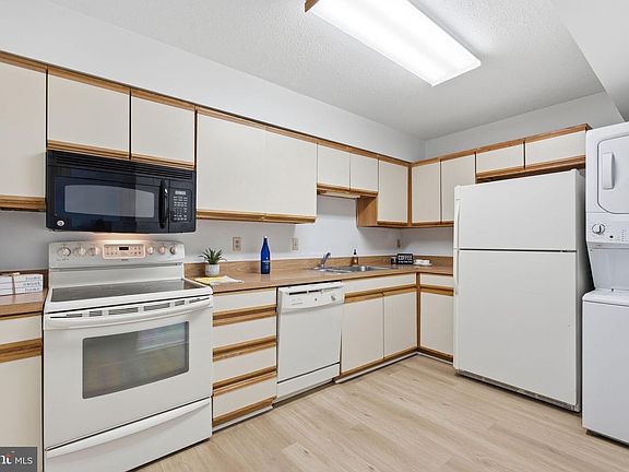 4th image of 15100 Interlachen Dr #4-822