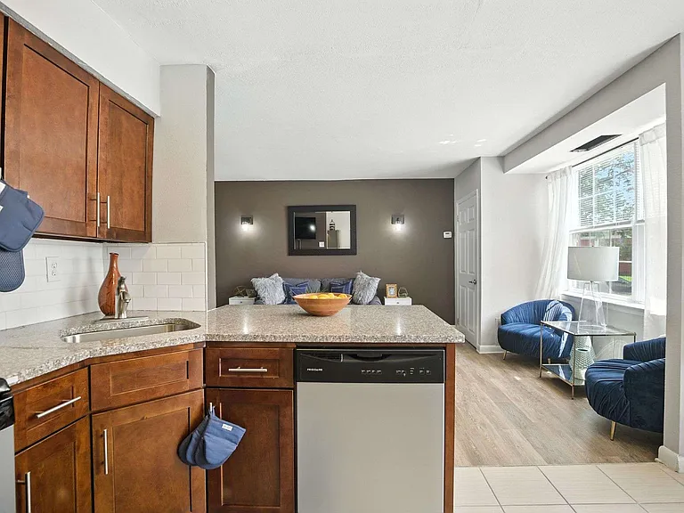 Northbrook Apartments — Photo 8