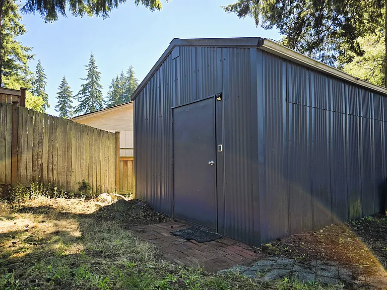 Detached office/studio/theater room at the backyard