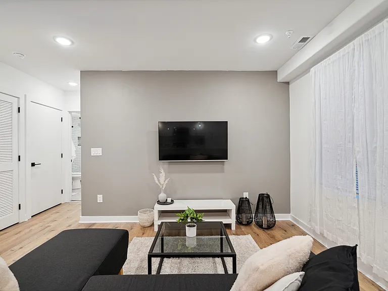 2416 Clifford St #2 — Photo 10