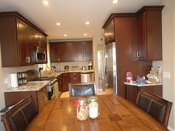 4th image of 621 S 12th St