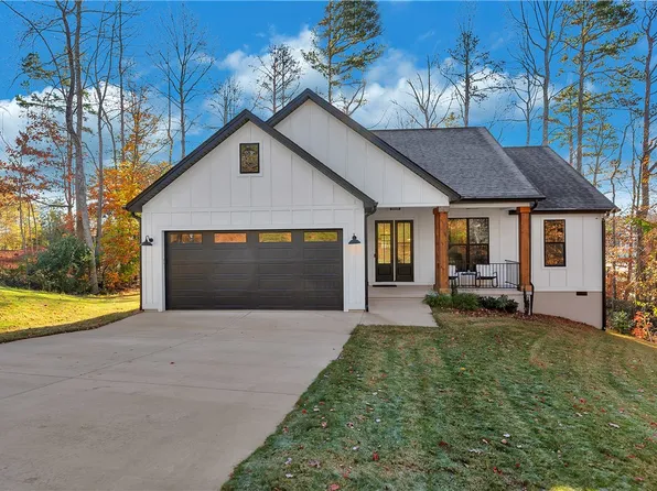 402 Kensington Cir, Seneca, SC 29672