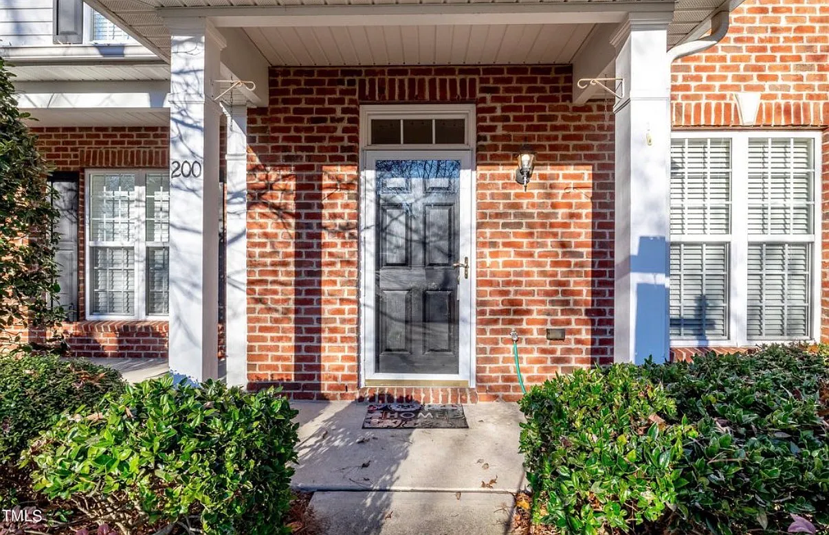 2 bed, 2.5 bath, 1335 sqft, $1,750 — Photo 1