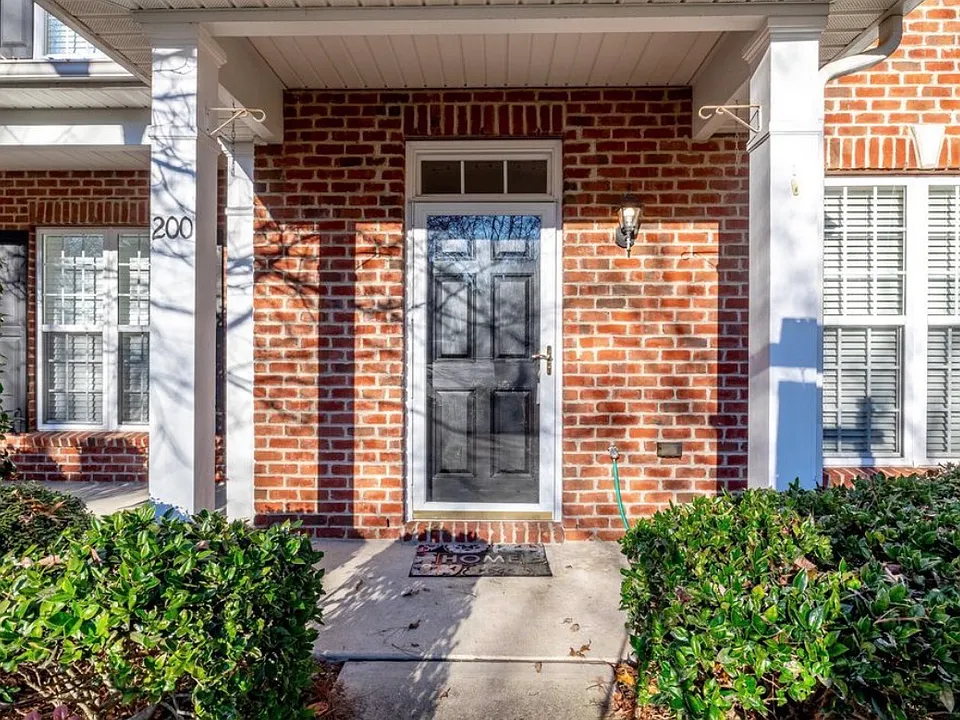 200 Sir William Ln