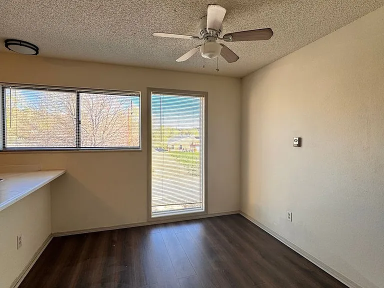 1915 Henderson Ave. — Photo 13