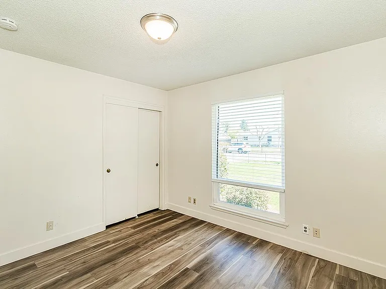 4411 N Winery Ave — Photo 4
