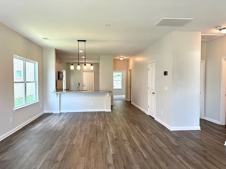 318 Carson Ct — Photo 2