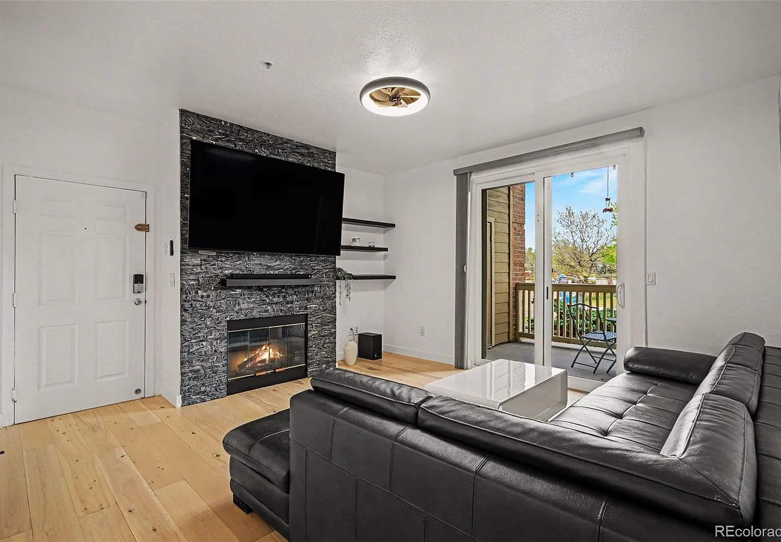 2 bed, 2.0 bath, 1037 sqft, $1,995 — Photo 2