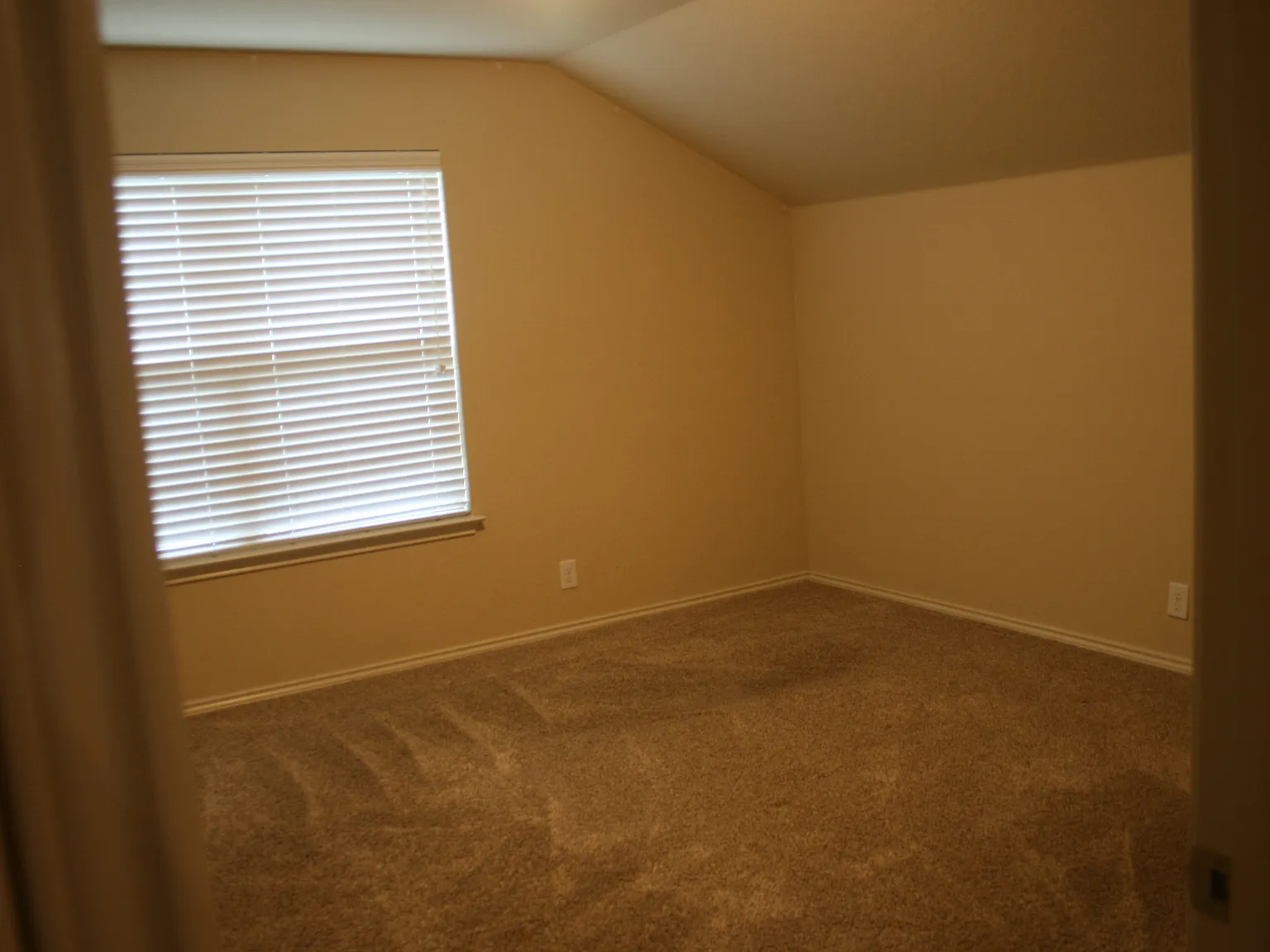 4 bed, 3.5 bath, 3143 sqft, $3,100 — Photo 2
