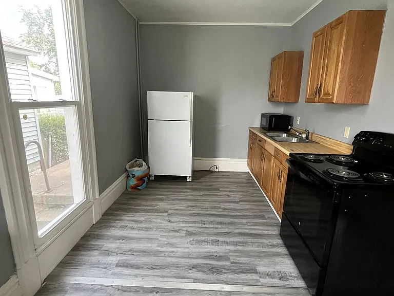 103 E 2nd St #2 — Photo 9