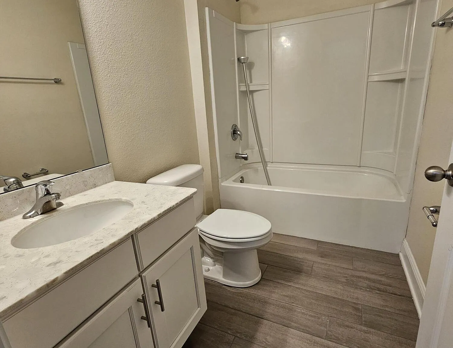 3 bed, 2.0 bath, 1986 sqft, $2,300 — Photo 4