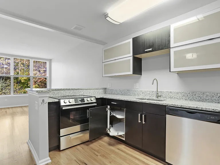 102 Lansdale Ave #V — Photo 1