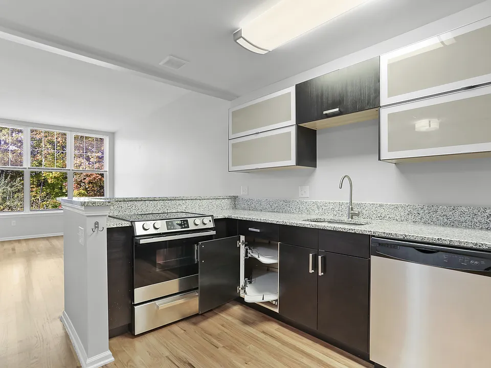 102 Lansdale Ave #V
