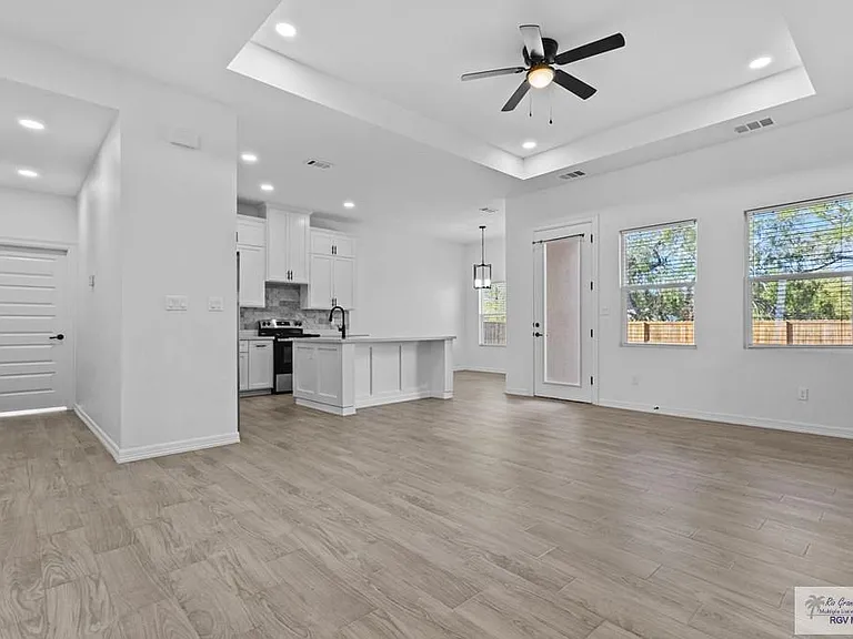 111 Hope Dr — Photo 3