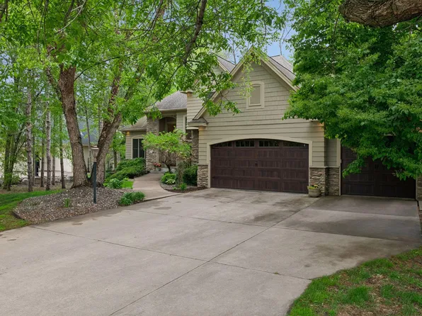 9001 Springwood Dr, Woodbury, MN 55125