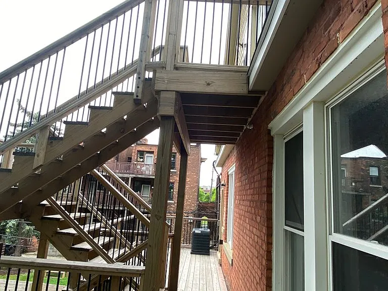 524-526 Kirby St E — Photo 16