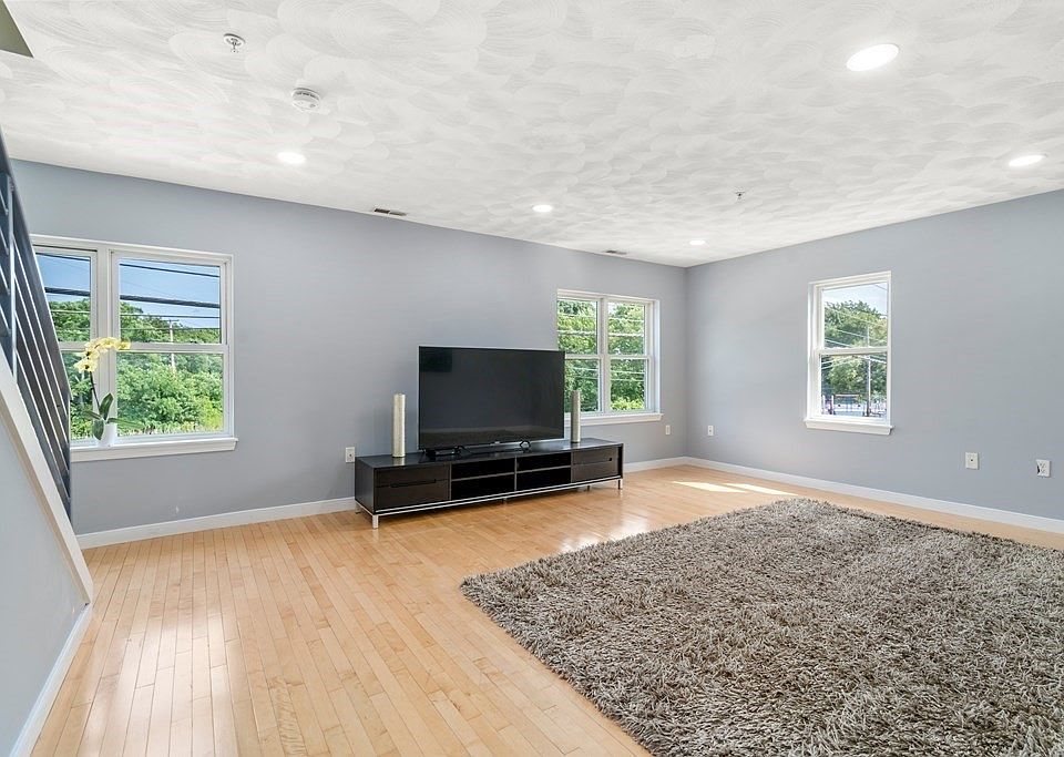 1st image of 260 Salem St APT 3