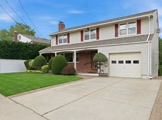 1395 Meadowbrook Rd, Merrick, NY 11566